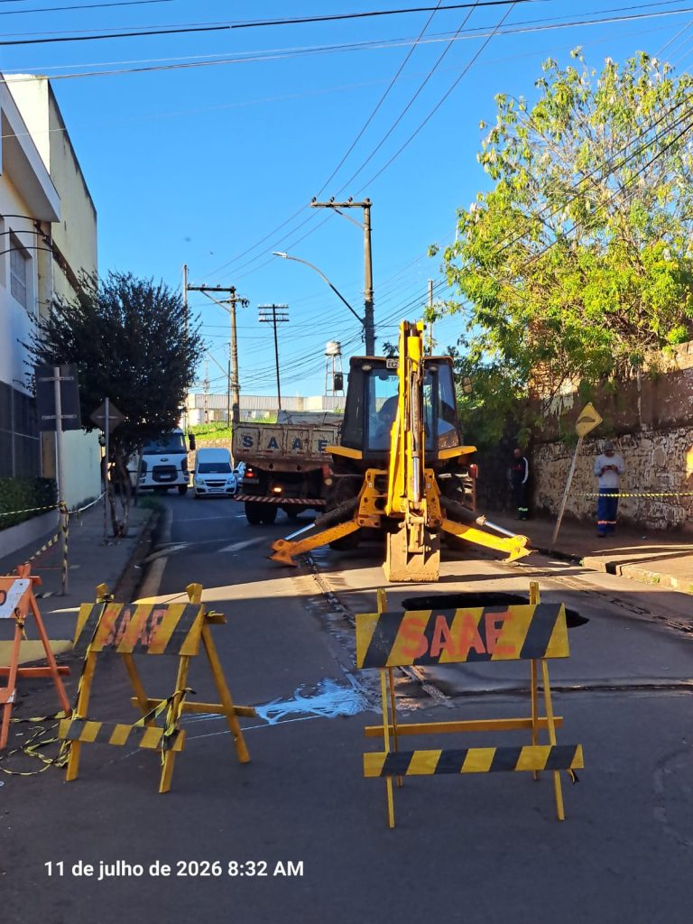 SAAE REALIZA REPARO EMERGENCIAL EM REDE DE ESGOTO NA RUA JOSÉ BONIFÁCIO