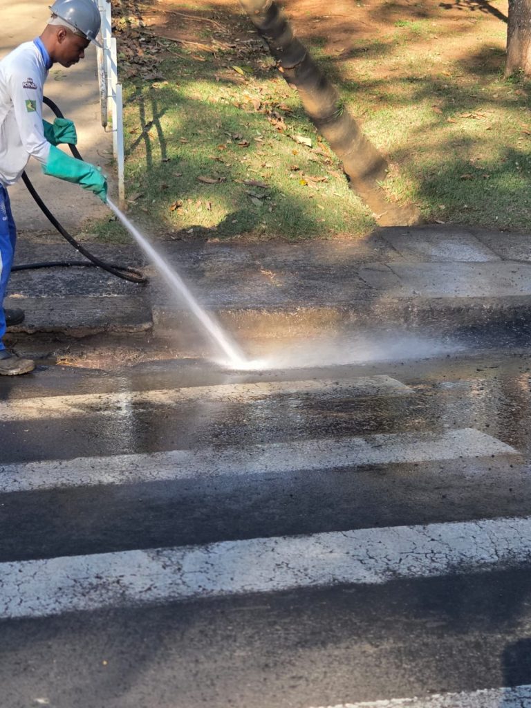 SAAE AMPLIA AÇÕES NO PARQUE DO BICÃO COM LIMPEZA DE GALERIAS PLUVIAIS