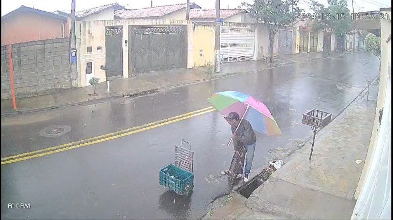 Homem é flagrado furtando tampa de bueiro no Parque Novo Mundo