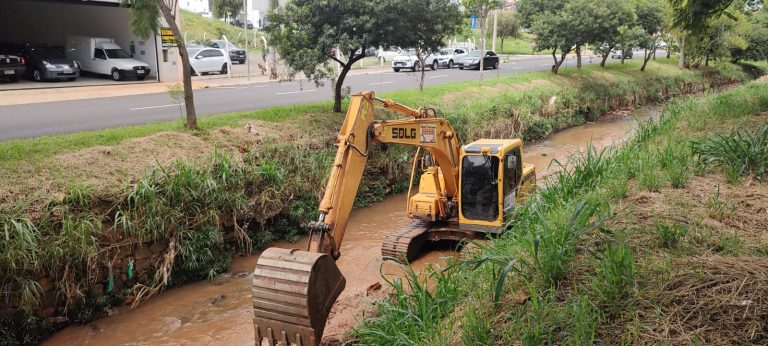 SAAE FAZ DESASSOREAMENTO IMPORTANTE NO CÓRREGO DO GREGÓRIO